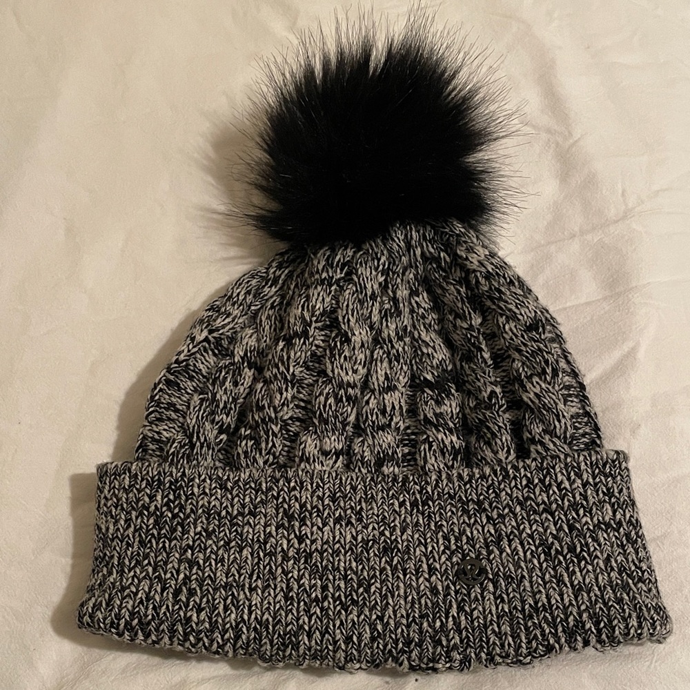 Lululemon beanie with fur puff black